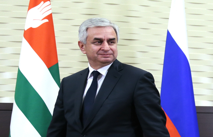 Глава Абхазии обвинил предшественников в разбазаривании помощи из России