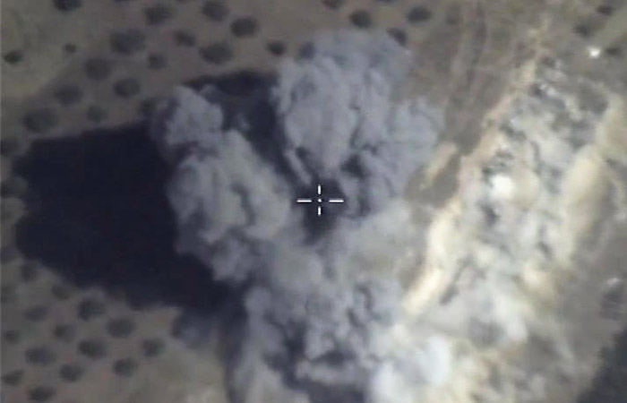 Су-24 уничтожил в Сирии командный пункт ИГ и склад боеприпасов