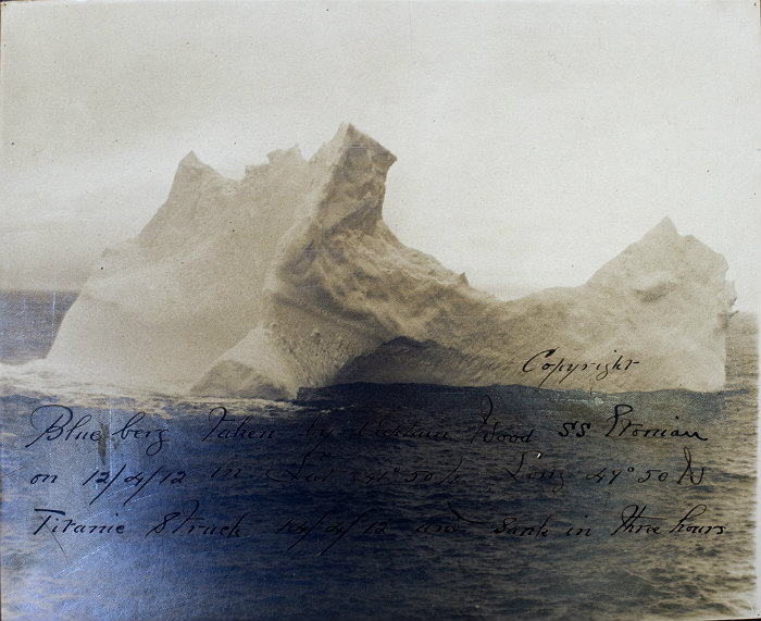 Фотографию потопившего "Титаник" айсберга продали за 21 тысячу фунтов
