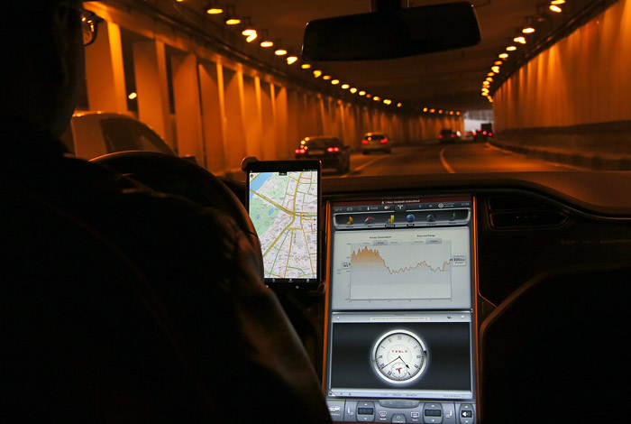 Автопилот Tesla прошел проверку на московских дорогах