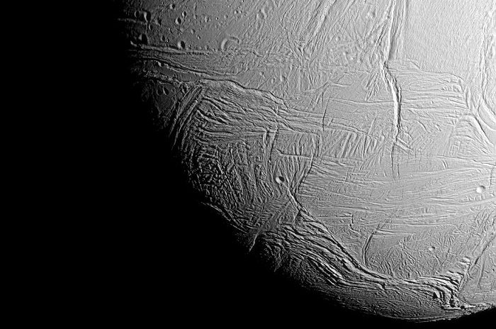 НАСА опубликовала снимки гейзеров спутника Сатурна