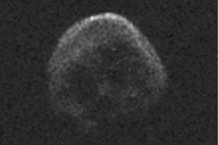 Похожая на череп комета пролетела мимо Земли