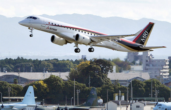 Новый японский авиалайнер MRJ-90 успешно выполнил первый полет