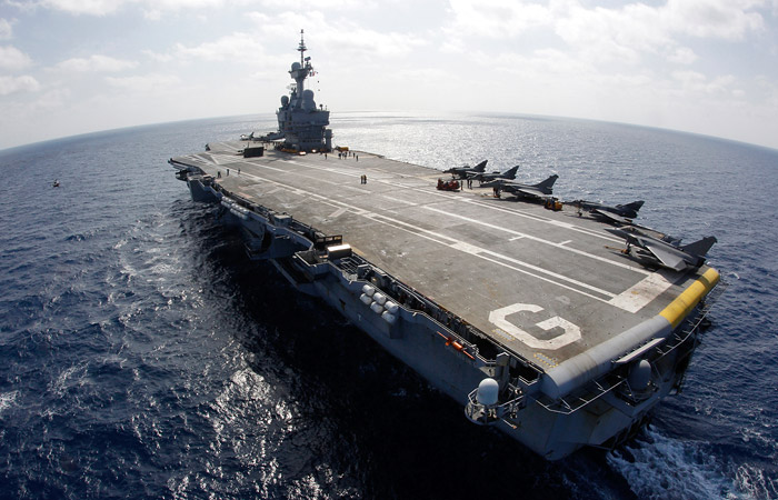 Франция отправила авианосец "Шарль де Голль" для борьбы против ИГ