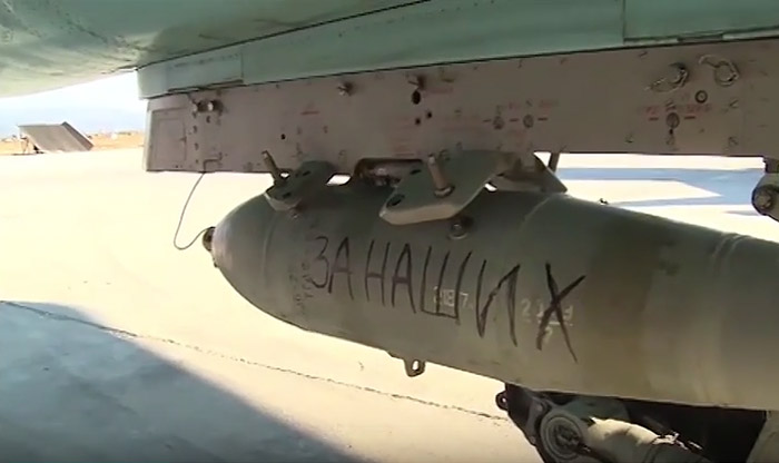 Российские военные в Сирии начали писать на бомбах "за наших" и "за Париж"