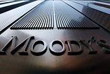 Moody's повысило прогноз по рейтингу России до "стабильного"