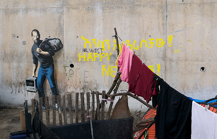 Бэнкси изобразил Джобса на стене в лагере беженцев в Кале