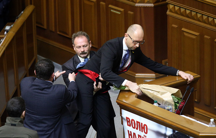 В Верховной раде подрались сторонники Яценюка и Порошенко