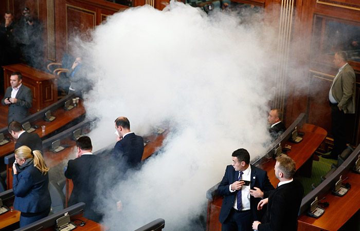Оппозиция устроила газовую атаку в парламенте Косово