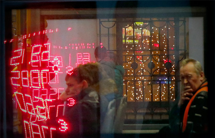 Доллар приблизился к максимуму этого года