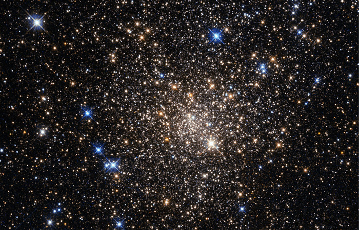 "Хаббл" разглядел скопление немолодых звезд