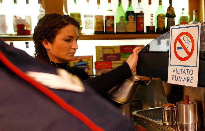 В Италии ввели штраф в 300 евро за бросание окурков мимо урны