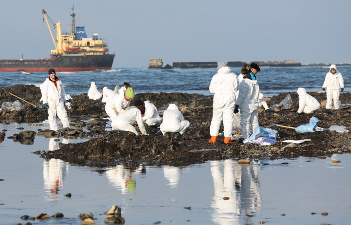 Экологи заявили о новом выбросе мазута с танкера "Надежда"
