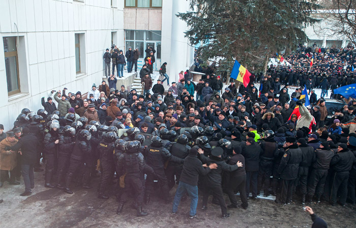Участники акции протеста в Кишиневе ворвались в здание парламента