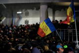 Полиция вывела протестующих из здания парламента Молдавии