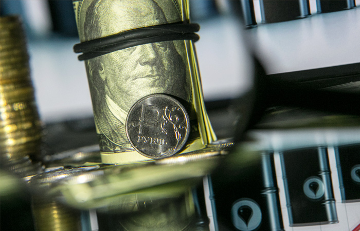 Доллар опустился ниже 75 рублей впервые с начала января