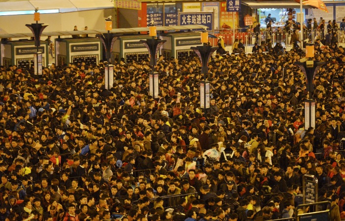 Снегопад в Китае задержал на вокзале 100 тысяч человек