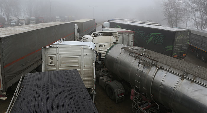 Украинские радикалы возобновили блокирование российских грузовиков