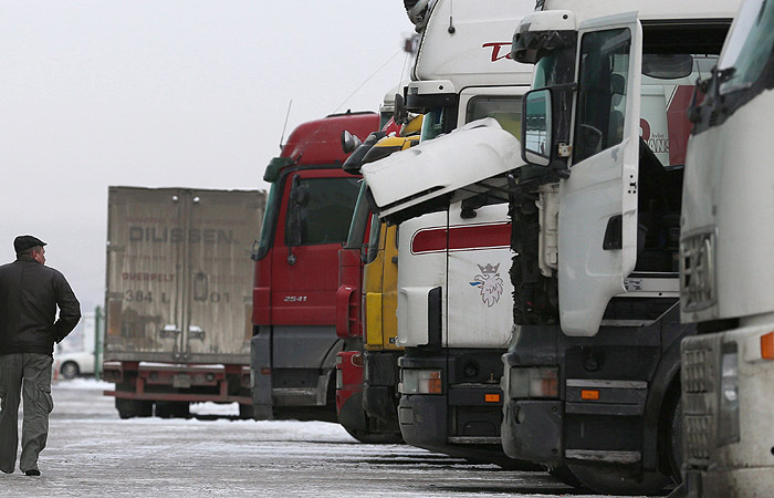 Украинские радикалы заблокировали проезд российских грузовиков на Буковине