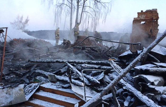 На месте пожара в многоквартирном доме в Ярославской области обнаружены останки четырех погибших