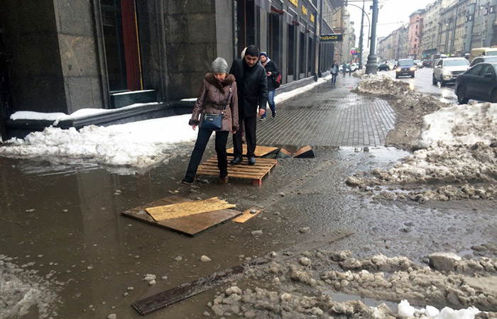 Москвичи стали жаловаться на подтопление улиц из-за таяния снега
