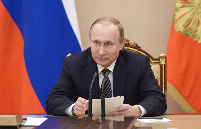 Путин объявил о согласии нефтяников не наращивать добычу