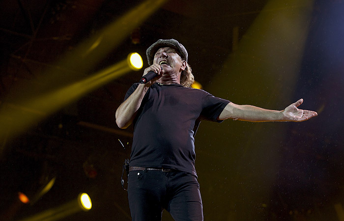 У вокалиста AC/DC Брайана Джонсона возникли проблемы со слухом