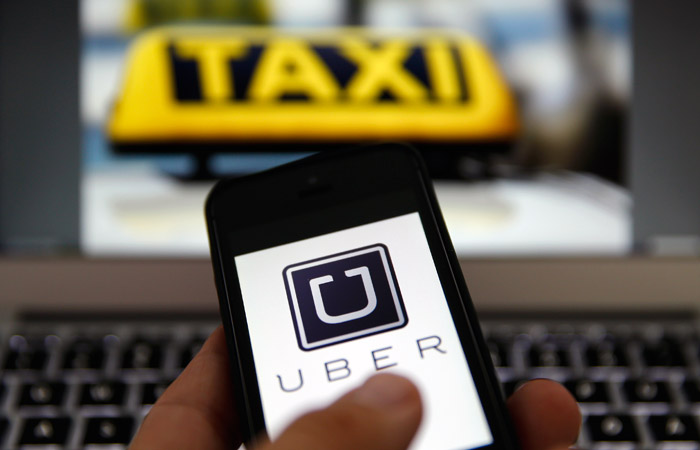 Uber обязался привлекать на работу в Москве только водителей с лицензией