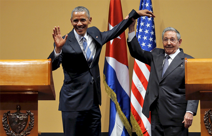 Во Дворце революции в кубинской столице прошла встреча Барака Обамы и кубинского лидера Рауля Кастро. Перед переговорами во дворце состоялась официальная церемония приветствия Обамы. Лидеры обеих стран пожали друг другу руки и обменялись несколькими репликами.