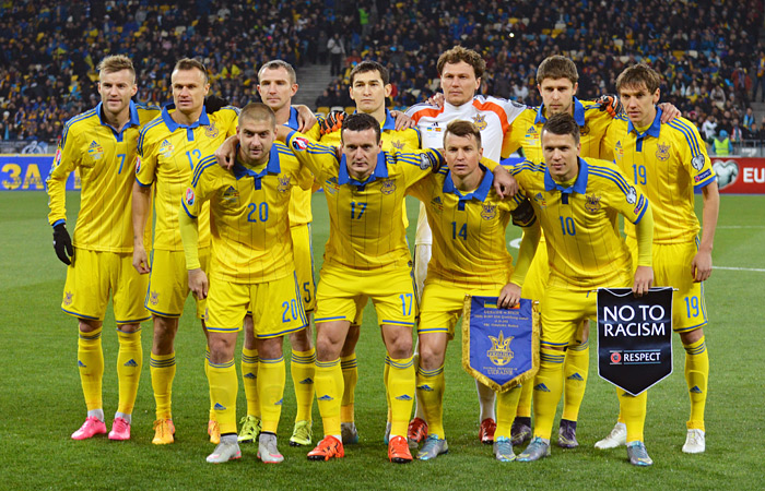 Порошенко наградил футболистов сборной Украины огнестрельным оружием