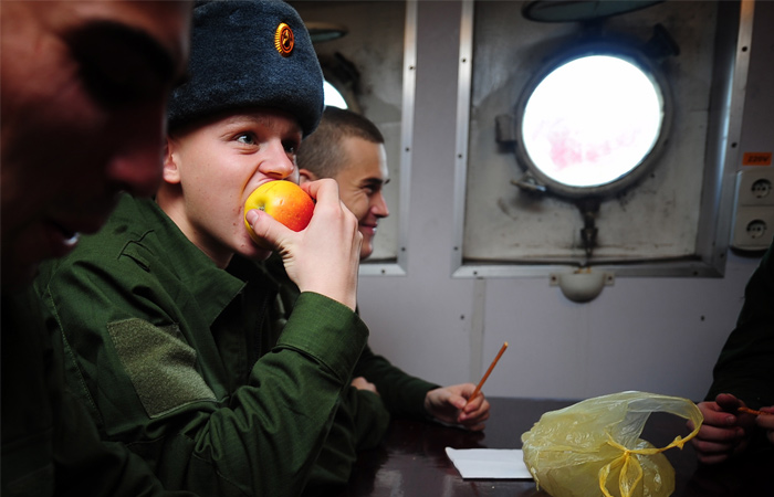 Шойгу не исключил появления военных баз на Курилах