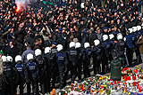 В центре Брюсселя произошли столкновения между футбольными фанатами и полицией