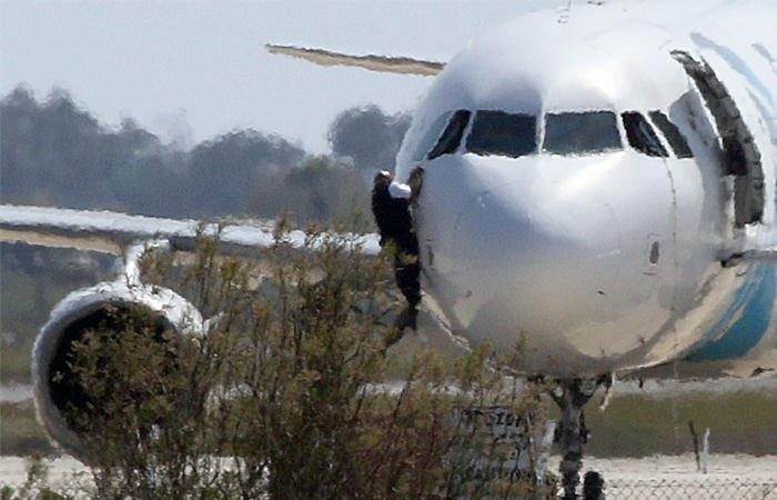 Один заложник сбежал из захваченного самолета через кабину пилотов