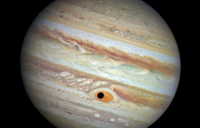 Астрономы выяснили происхождение "красителя" Большого красного пятна