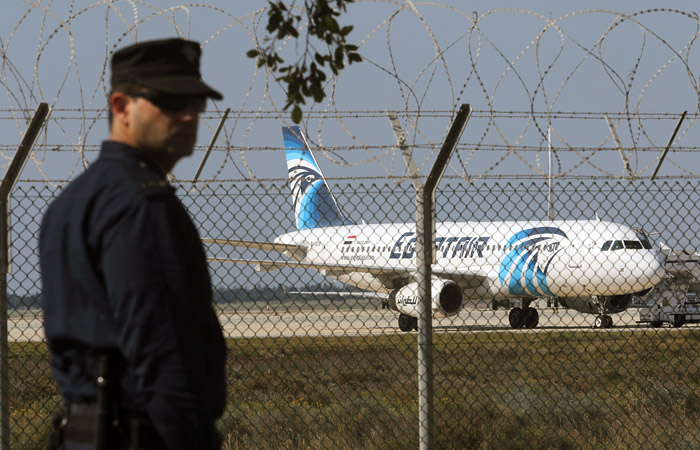 На борту угнанного самолета EgyptAir остался экипаж и пятеро иностранцев