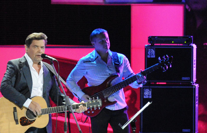 В Подмосковье избит бас-гитарист группы "Любэ"