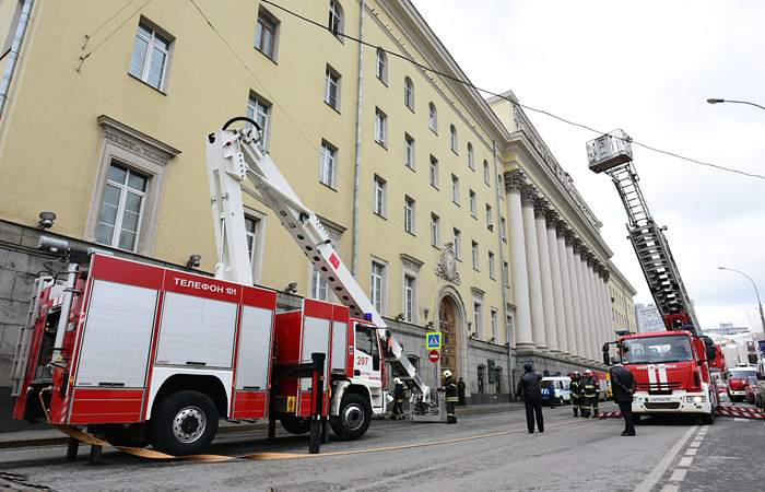 Пожарные выехали по заявке о задымлении в здании Минобороны в Москве