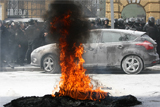 Активисты "Автомайдана" подожгли шины перед администрацией президента Украины