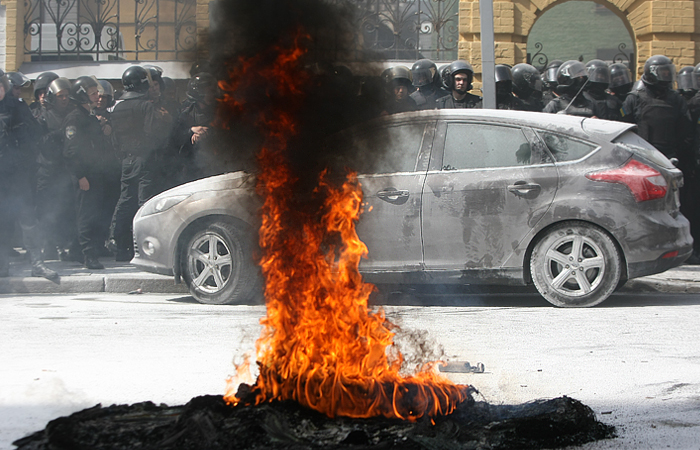 Активисты "Автомайдана" подожгли шины перед администрацией президента Украины