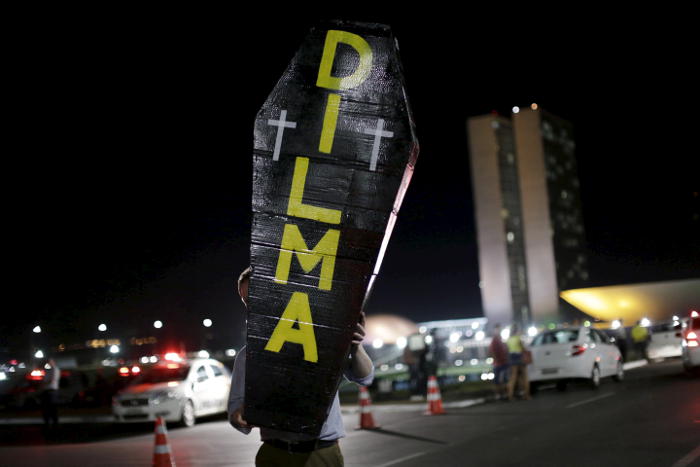 Парламентский комитет поддержал импичмент президента Бразилии