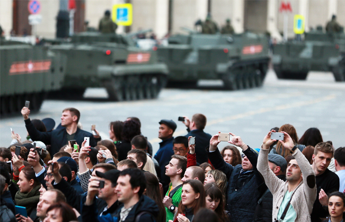 В Москве военная техника выдвинулась на первую ночную репетицию парада. Движение транспорта в центре города ограничено, изменен режим работы нескольких станций метро. Сама репетиция начнется на Красной площади в 22:00 по московскому времени.