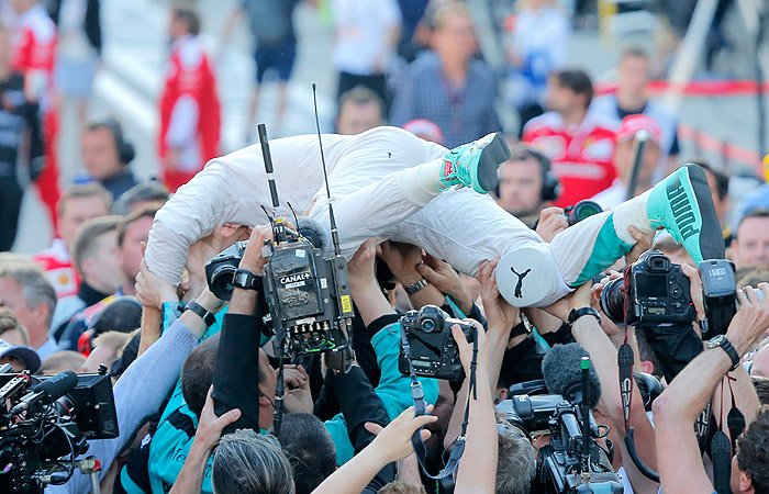 Команда Mercedes отмечает победу вместе с Нико Росбергом