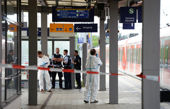 В результате нападения мужчины с ножом на вокзале в Баварии погиб один человек