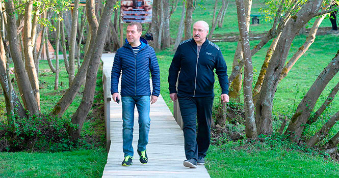 Неформальная встреча Лукашенко и Медведева прошла за березовым соком