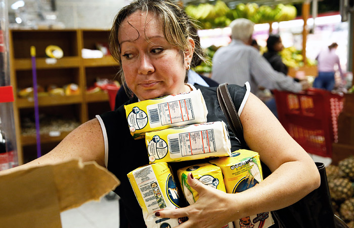 В Венесуэле продукты будут распределять через общественные советы