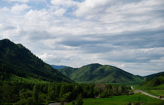 В результате падения легкомоторного самолета на Алтае погибли два человека