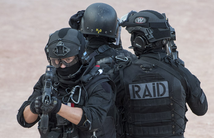 В пригороде Парижа неизвестный убил полицейского и захватил заложников