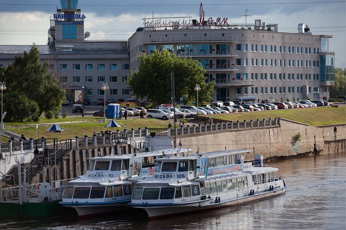 Прогулочный теплоход сломался во время рейса в Омске