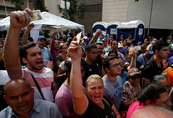 Оппозиция Венесуэлы собрала подписи под петицией об отставке президента Мадуро