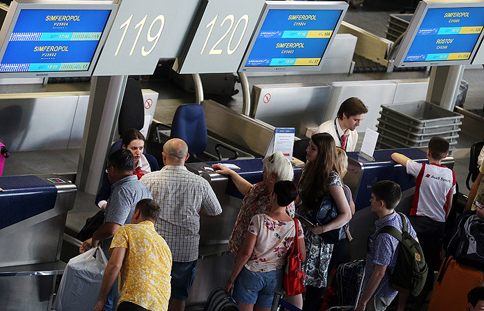 Во "Внуково" из-за проблем с сердцем умерли пассажир и работник аэропорта